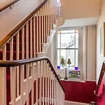 Dorchester House Penzion 4*