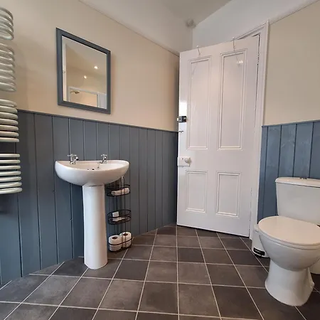 Dorchester House בית הארחה 4*