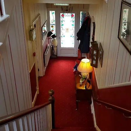 Dorchester House בית הארחה 4*