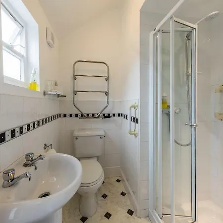 Dorchester House בית הארחה 4*